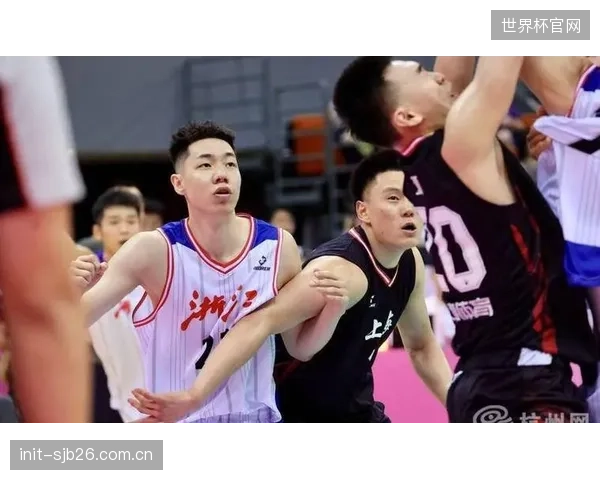 李弘权的三分投射将直接挑战朱俊龙的锋线防守覆盖面积。 李弘权的三分投射将直接挑战朱俊龙的锋线防守覆盖面积。
